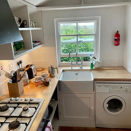 Charming 2 Bedroom Near Skibbereen With Stove And Views